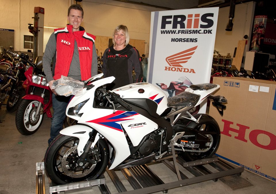 Steven og Heidi fra Friis MC ved den nye Honda CBR 1000 RR Fireblade.
(Foto: Fototom.dk)